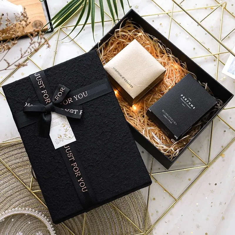 De nieuwe serie parfumgeschenkdozen wordt gelanceerd, die de perfecte mix van luxe en romantiek interpreteert