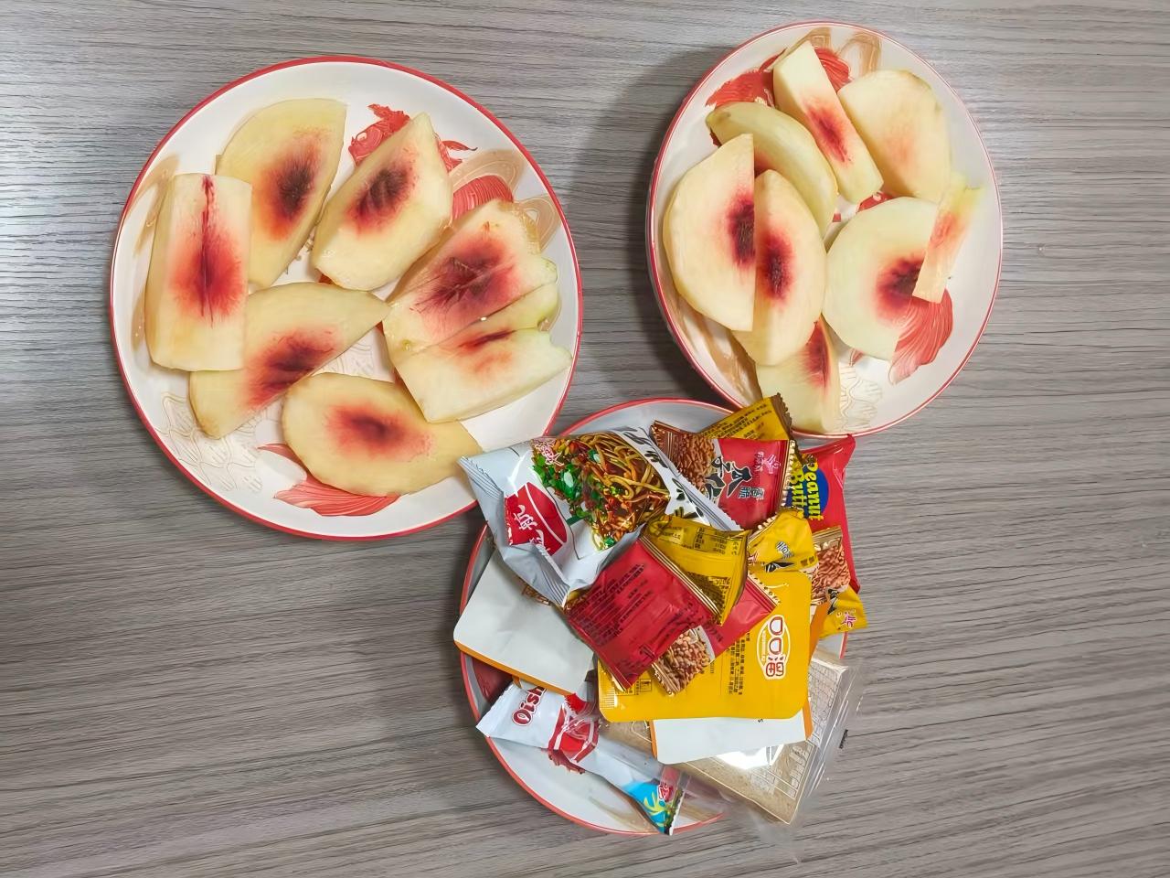 Perziken en snacks maakten de middag van Zemeijia compleet