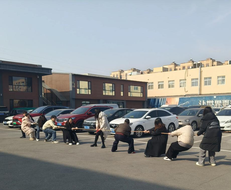 Middagtouwtrekken en touwtjespringen in Zemeijia