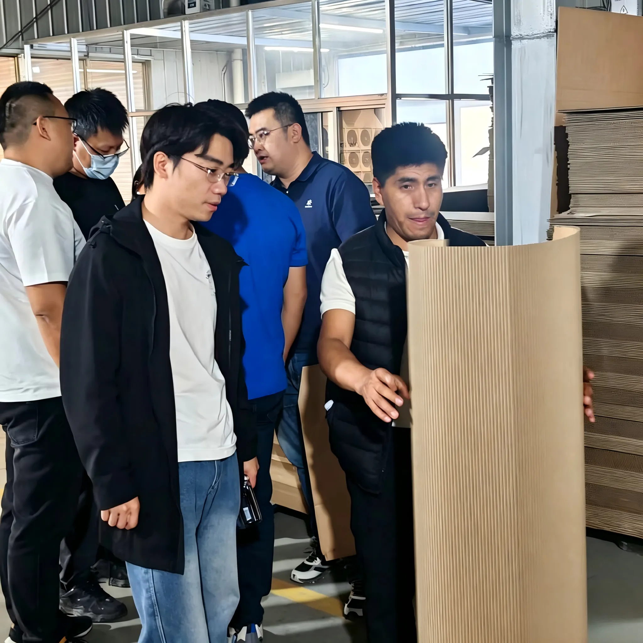 ZMJ Packaging verwelkomt Peruaanse klanten voor fabrieksinspectie en orderafronding op locatie